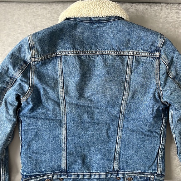 Brand-new women’s Levi’s trucker jacket!! - Picture 3 of 3